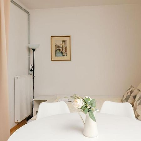 Apartment Zentral Direkt An U-Bahn Station Wien Exteriör bild